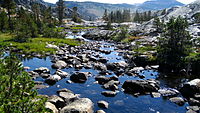 De Middenvork van de San Joaquin rivier, net onder Thousand Island Lake.