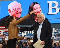 Sanders e a Representante Alexandria Ocasio-Cortez num comício de campanha em Council Bluffs, Iowa, Novembro de 2019