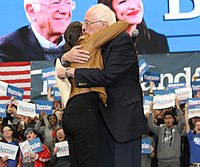 Sanders com Alexandria Ocasio-Cortez num evento de campanha em Council Bluffs, Iowa, Novembro de 2019