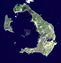 Satelitní snímek Santorini. Po směru hodinových ručiček od středu: Nea Kameni; Palea Kameni; Aspronisi; Therasia; Thera.