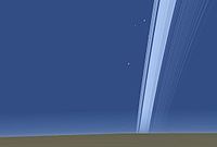 Gli anelli di Saturno visti da una latitudine sopra l'equatore (vista simulata)