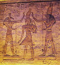 Bogova Set (levo) in Horus (desno) blagoslavljata Ramzesa v majhnem templju v Abu Simbelu