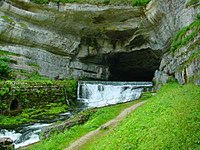  Krasowe źródło w górach Jura w pobliżu Ouhans we wschodniej Francji u źródła rzeki Loue