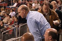 Steve Ballmer se posadil do KeyAreny, aby sledoval zápas Seattle SuperSonics