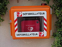 Veřejně přístupný automatizovaný externí defibrilátor v Monaku. Mohou je používat i přihlížející.
