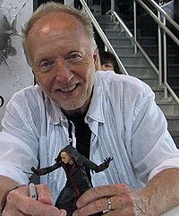 Tobin Bell trzyma figurkę Jigsawa na Comic-Con International 2010 w San Diego, lipiec 2010