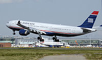 Un A330-300 de US Airways atterrissant à l'aéroport de Londres Heathrow