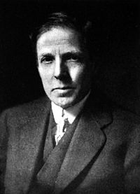 Biolog Vernon Kellogg w 1922 r., w garniturze z jednym zamkiem i dwurzędową kamizelką. Zwróć uwagę na antyczny styl kołnierzyka koszuli.