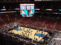 Wells Fargo Center vor einem Spiel der 76er Jahre auf dem alten Bodenaufbau.