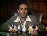 Walt Disney tutvustab kõiki seitset päkapikku stseenis 1937. aasta originaalkinofilmi Lumivalgekese treilerist.
