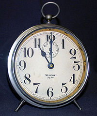 Eine typische analoge 12-Stunden-Uhr