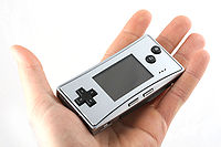 Le Game Boy Micro est de la taille d'une manette de console de divertissement Nintendo. La manette est similaire à celle de la Nintendo DS Lite.