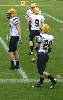 El equipo de fútbol de los Augustana Vikings en la Charity Bowl XII, Viena, Austria (2010)  