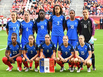 Starting line-up for the 2017 European Championship match against Austria in Utrecht: squatting (left to right) Geyoro, Périsset, Houara, Le Sommer, Bussaglia, standing (left to right) Thiney, Henry, Mbock Bathy, Renard, Delie, Bouhaddi