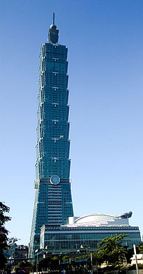 Budova Taipei 101 na Tchaj-wanu má pro ochranu proti zemětřesení a větru vyladěný hmotový tlumič.