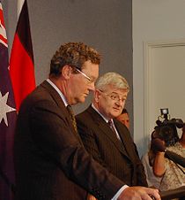 Fischer s australským ministrem zahraničí Alexanderem Downerem v roce 2005.