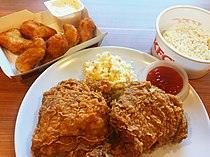KFC フライドチキンにライスとケチャップを添えてマレーシアで食べる