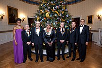 Mel Brooks, Dave Brubeck, Grace Bumbry, Robert De Niro in Bruce Springsteen, prejemniki priznanj Kennedyjevega centra za leto 2009, s predsednikom in prvo damo v Modri sobi Bele hiše, 6. decembra 2009.