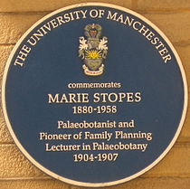 Placa azul comemorativa de Marie Stopes na Universidade de Manchester