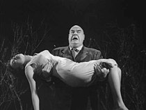 En zombie med sit offer i filmen Plan 9 from Outer Space  