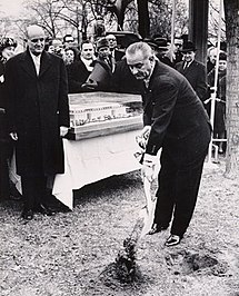 Roger L. Stevens (links) sieht zu, wie Präsident Johnson am 2. Dezember 1964 den ersten Spatenstich vornimmt. Dieses Foto ist von Johnson für Stevens signiert.