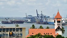 Afspil medier Fragtskib forlader havnen