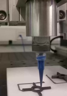 Přehrávání médií 3D tiskárna tiskne vrtuli. Video je čtyřikrát rychlejší než ve skutečnosti.