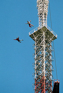 BASE jumping dalla torre dell'antenna