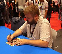 Skaberen Robert Kirkman signerer et eksemplar af det første nummer på New York Comic Con i 2011.  