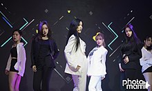 T-ara als vierköpfige Gruppe (mit Back-up-Tänzern) im Juni 2017