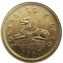 Une pièce d'or de 5 dollars de 1860, avec l'inscription "Sainteté au Seigneur" ( "𐐐𐐄𐐢𐐆𐐤𐐝 𐐓𐐅 𐐜 𐐢𐐃𐐡𐐔") dans l'alphabet du Désert