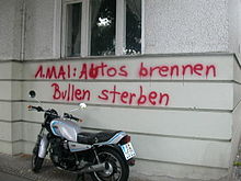 Prvomájové graffiti v Kreuzbergu. Text zní: "1. květen: Auta hoří, policisté umírají".