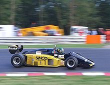 Roderigo Gallegon ajama Minardi M185 vuosimallia 1985 täysveristen Grand Prix -kilpailussa Brands Hatchissa syyskuussa 2005.  