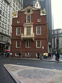 La Vecchia Casa dello Stato. Il monumento di pietra sul terreno segna il luogo del massacro di Boston.