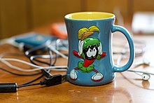 Et kaffekrus med Marvin the Martian på.  