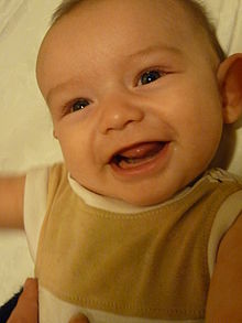 Un bambino di tre mesi che ride