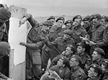 Muži britské 22. samostatné výsadkové roty 6. výsadkové divize při instruktáži k invazi, 4.-5. června 1944