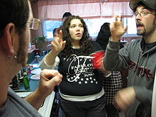 Dos hombres y una mujer firmando  
