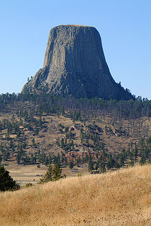 Devils Towerin kansallinen muistomerkki, Wyoming. Kyseessä on vulkaaninen intruusio, joka paljastui, kun ympäröivä pehmeämpi kallio syöpyi pois.
