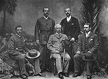 Henry Stanley mit den Offizieren der Advance Column, Kairo, 1890. Von links: Dr. Thomas Heazle Parke, Robert H. Nelson, Henry Stanley, William G. Stairs und Arthur Jephson