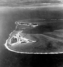 Midway-atollen, flere måneder før slaget. Eastern Island (med flyvepladsen) er i forgrunden, og den større Sand Island er i baggrunden mod vest.  