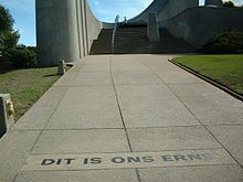 Le chemin qui mène au monument.