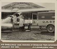 Et af de oprindelige de Havilland DH.50-fly, som Qantas fløj med. Her er det på vej med en patient til hospitalet i Brisbane i 1931.  