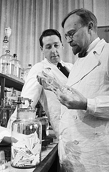 Alexander Oparin (à droite) au laboratoire
