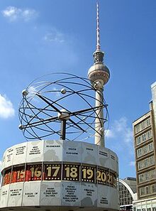 View from the television tower: below Galeria Kaufhof, Berolinahaus and the Fountain of Friendship between the Peoples­; below right the world time clock, above the shopping centre die mitte