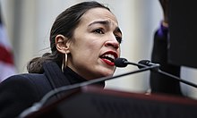 Ocasio-Cortez na nowojorskim marszu kobiet w 2019 r.