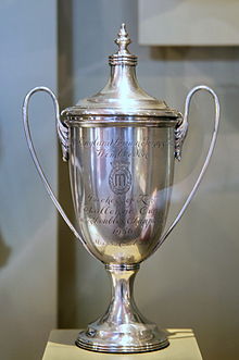 Wimbledonská trofej Althey Gibsonové z roku 1956, první trofej pro Afroameričanku.