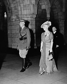 Der Earl of Athlone und Prinzessin Alice, gefolgt von Mackenzie King bei der Eröffnung des Parlaments am 6. September 1945.