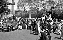 Egyptian revolutionaries of the Wafd Party with a US flag, 1919