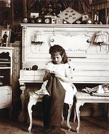 Marea Ducesă Anastasia tricotează în budoarul mamei sale. Prin amabilitate: Biblioteca Beinecke.  